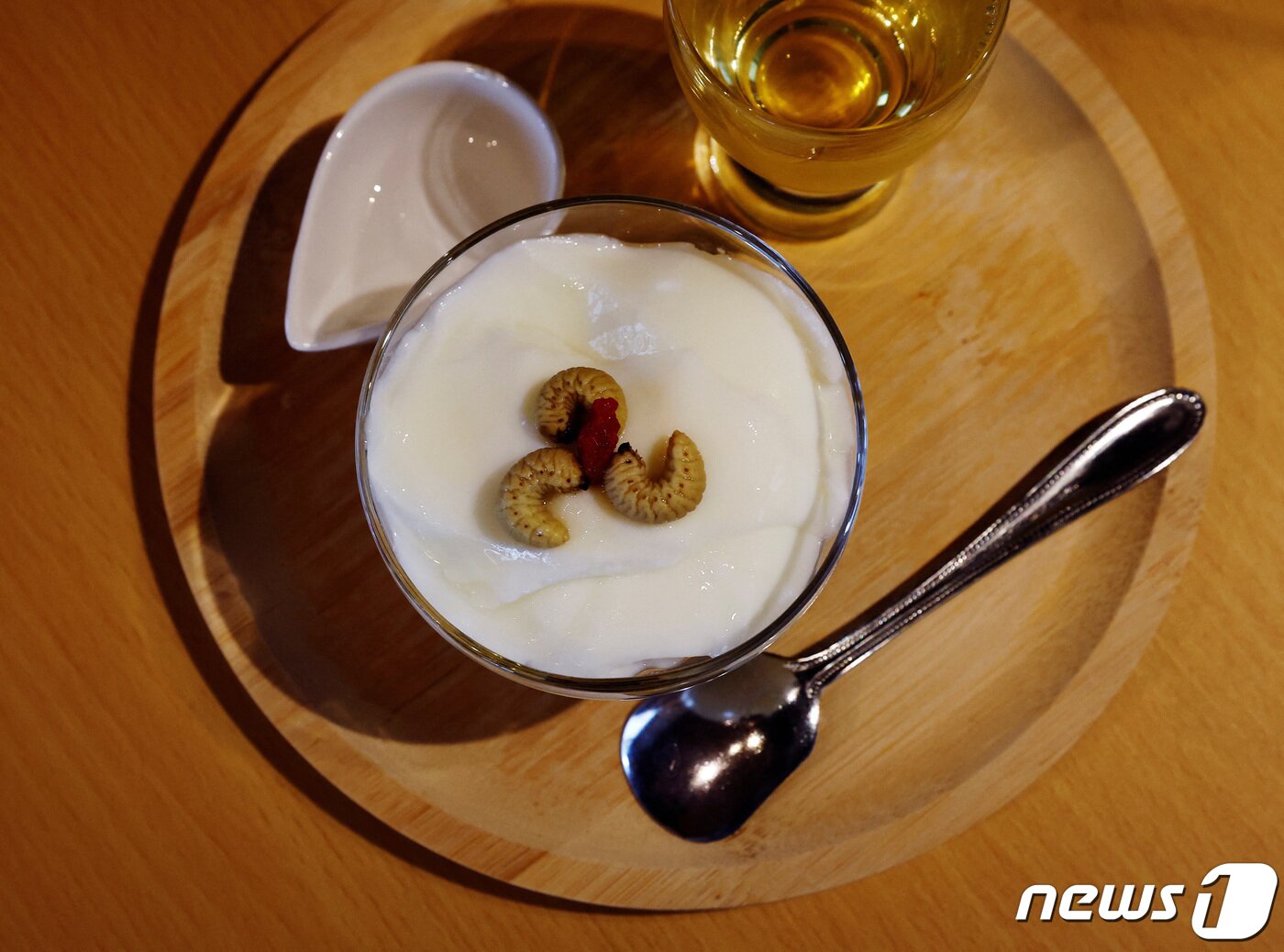본문 이미지 - 21일 도쿄 타케노코 카페에서 촬영된 이 음식은 아몬드와 두부 그리고 딱정벌레 애벌레로 만든 것이다. 2023.07.21/ ⓒ 로이터=뉴스1 ⓒ News1 윤주영 기자
