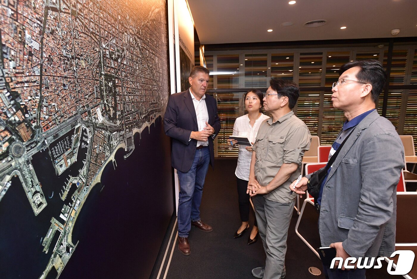 본문 이미지 - 강기정 광주시장이 24일(현지시간) 스페인 바르셀로나 '22@ 혁신지구'를 방문해 파우 솔라니야(Paul solanilk) 바르셀로나 시청 국제경제진흥 국장으로부터 혁신지구에 대한 설명을 듣고 있다.(광주시 제공)2023.7.26/뉴스1 