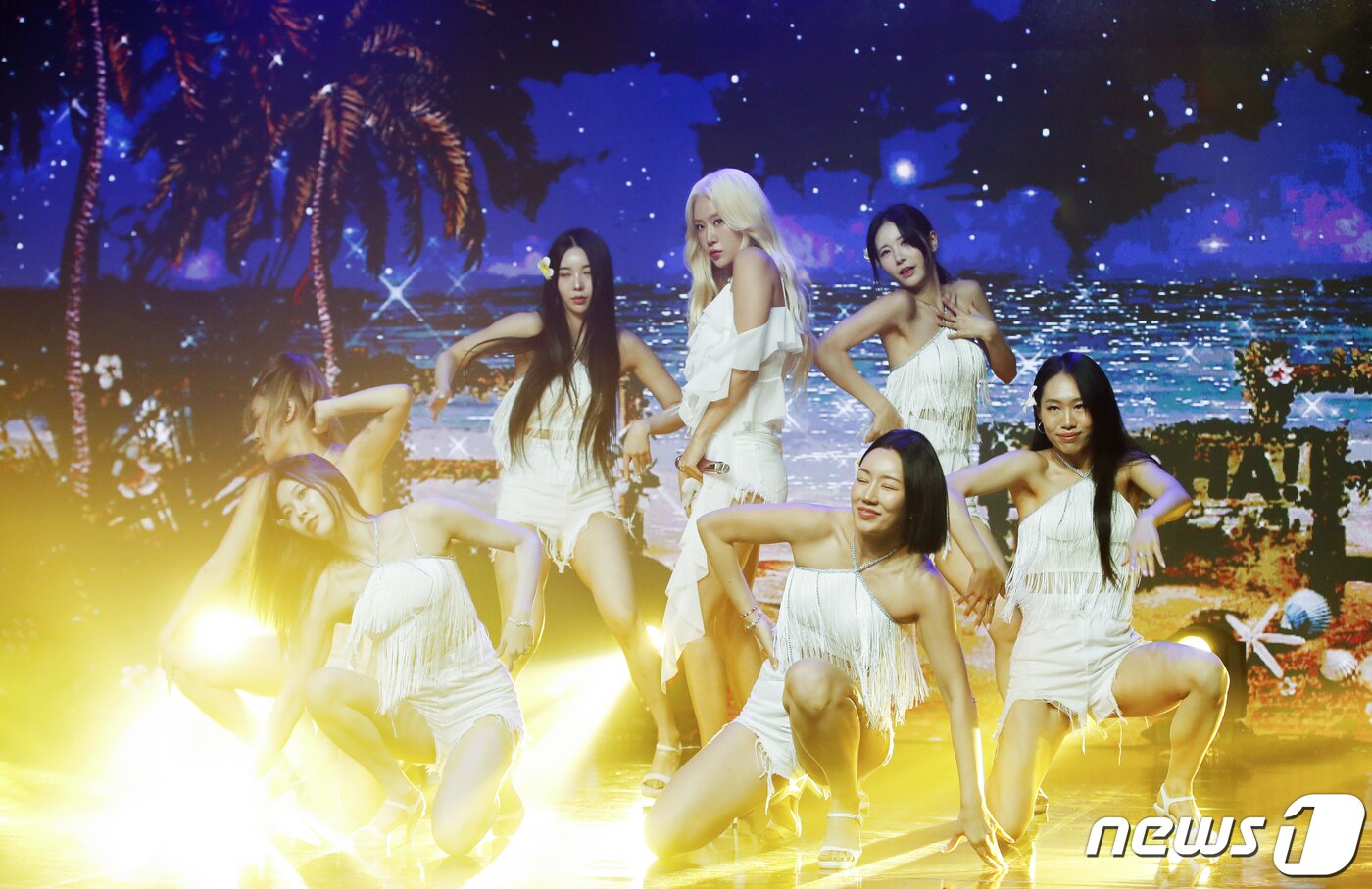 본문 이미지 - 가수 소유가 26일 서울 강남구 일지아트홀에서 가진 두 번째 미니 앨범 '서머 레시피(Summer Recipe)' 발매 기념 쇼케이스에서 타이틀곡 '알로하(ALOHA)'를 선보이고 있다. ⓒ News1 권현진 기자