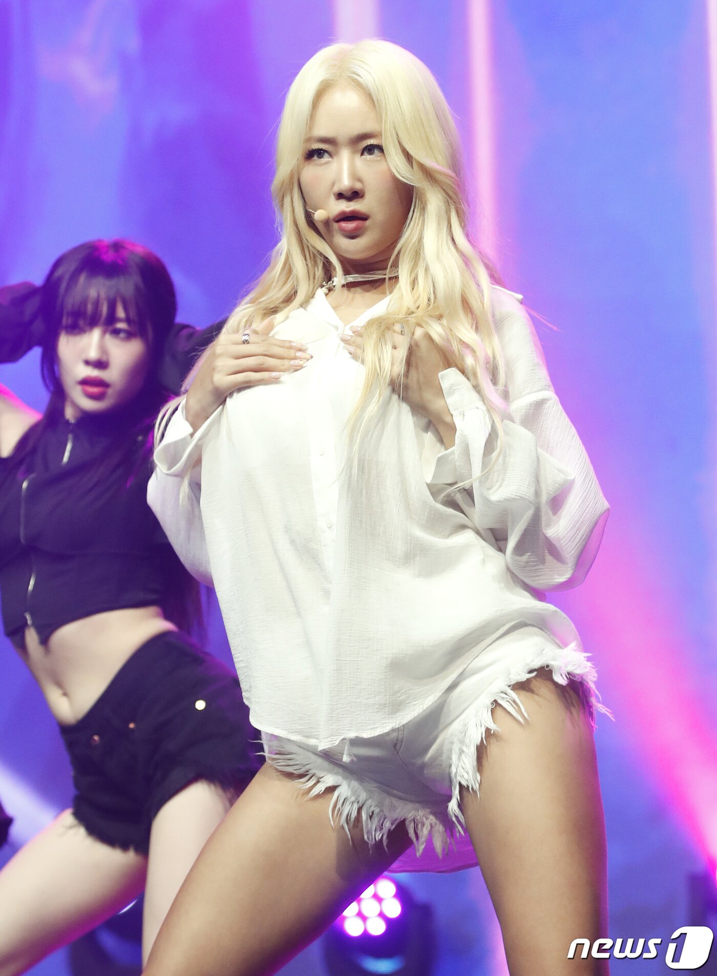 본문 이미지 - 가수 소유가 26일 서울 강남구 일지아트홀에서 가진 두 번째 미니 앨범 '서머 레시피(Summer Recipe)' 발매 쇼케이스에서 아찔한 공연으로 시선을 싹슬이 하고 있다. ⓒ News1 권현진 기자