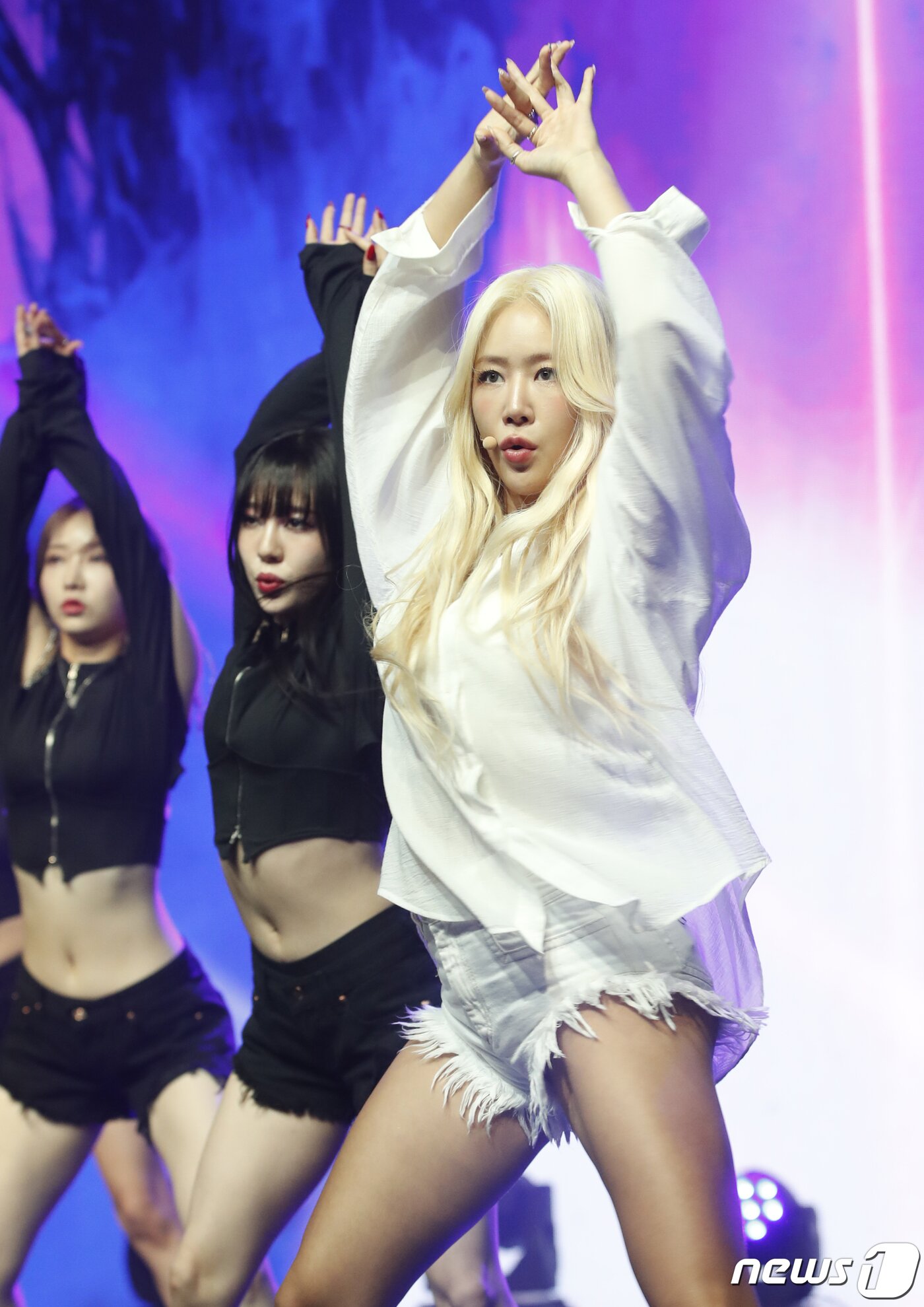 본문 이미지 - 가수 소유가 26일 서울 강남구 일지아트홀에서 가진 두 번째 미니 앨범 '서머 레시피(Summer Recipe)' 발매 쇼케이스에서 신곡을 선보이고 있다. ⓒ News1 권현진 기자