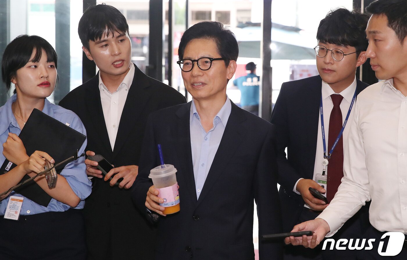 본문 이미지 - 황정근 국민의힘 윤리위원장이 26일 오후 서울 여의도 국민의힘 중앙당사에서 열린 윤리위원회 전체회의에 참석하고 있다. 윤리위는 이날 '수해 중 골프' 논란을 빚은 홍준표 대구시장에게 '당원권 정지 10개월'의 중징계를 내렸다. ⓒ News1 임세영 기자