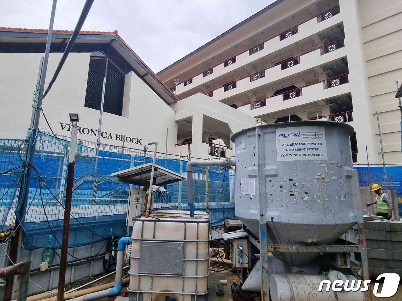 싱가포르에서 쌍용건설이 지하철 공사 중인 T308공구 현장과 아찔하게 맞닿은 두 건물은 학교다. 평소에도 민원이 빗발치지만, 듣기평가를 하는 날엔 작업을 중지해야 한단다. 2023. 7. 20/뉴스1 © News1 최서윤 기자