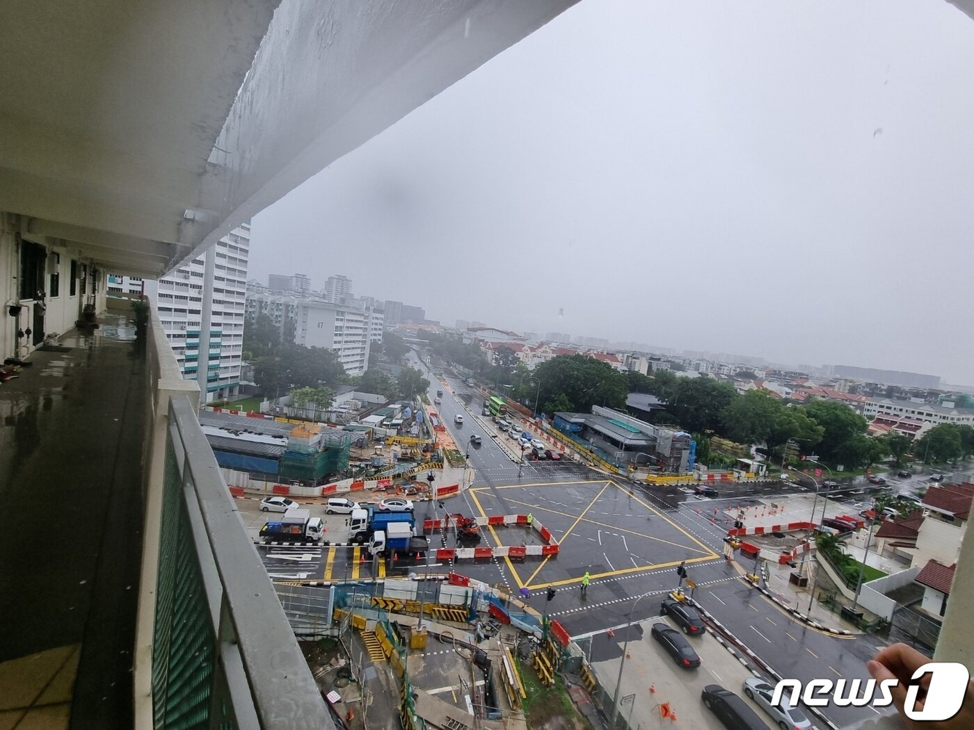 본문 이미지 - 싱가포르에서 쌍용건설이 지하철 공사 중인 T308공구 현장을 인근 아파트 10층에서 내려다본 모습. 2023. 7. 20/뉴스1 ⓒ News1 최서윤 기자