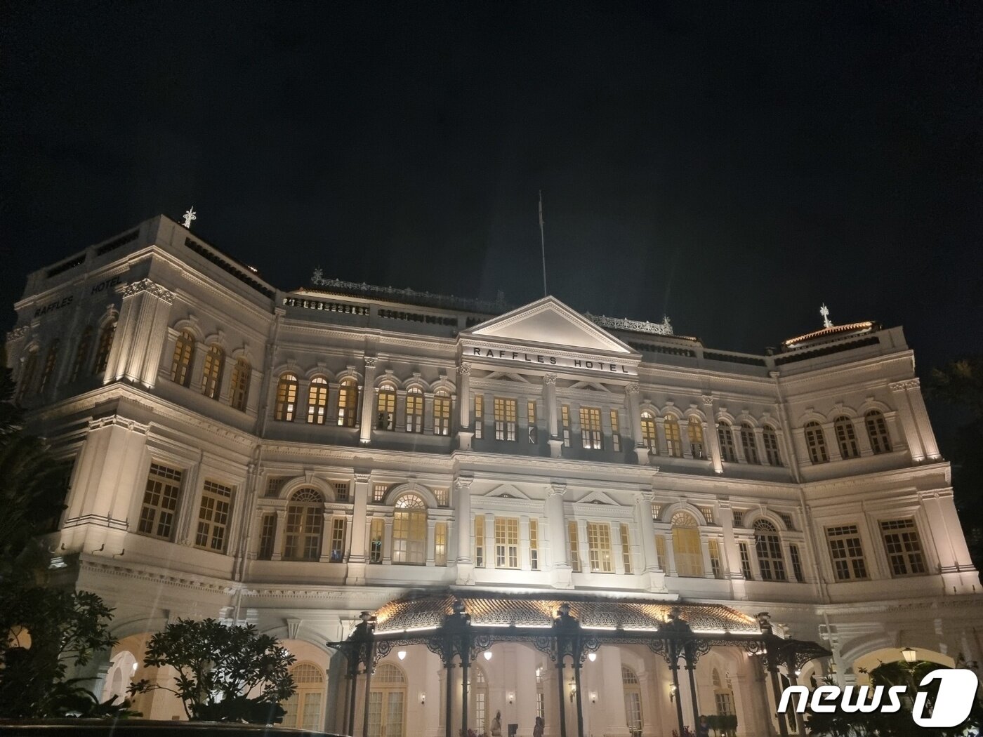 본문 이미지 - 싱가포르 &#39;명품호텔&#39;로 통하는 래플스호텔은 1887년 지어졌던 초대 건축물을 리모델링한 것이다. 쌍용건설이 1989년 복원공사에 착공해 1991년 준공했다. 2023. 7. 20.뉴스1 ⓒ News1 최서윤 기자