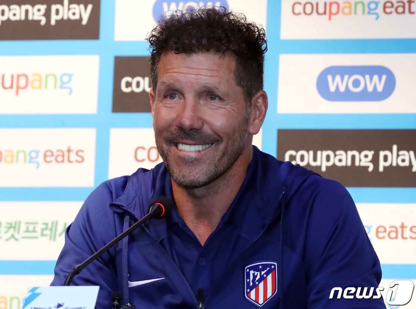 본문 이미지 - 디에고 시메오네 아틀레티코 마드리드 감독이 26일 오후 서울 마포구 상암동 서울월드컵경기장에서 K리그 올스타인 '팀 K리그'와 쿠팡플레이 시리즈 1차전을 앞두고 열린 기자회견에서 미소를 짓고 있다. 2023.7.26/뉴스1 ⓒ News1 김진환 기자