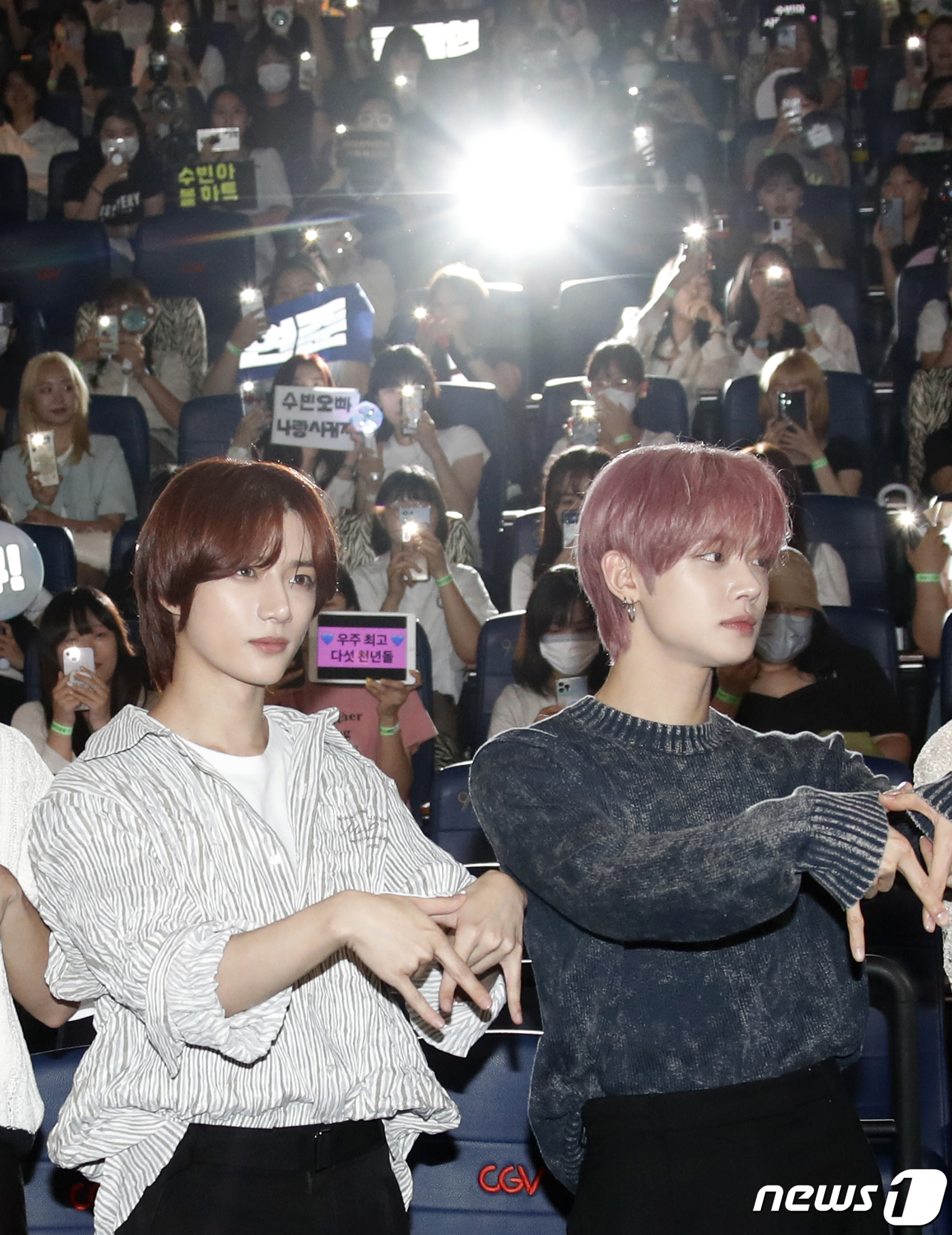 (서울=뉴스1) 권현진 기자 = 그룹 투모로우바이투게더(TXT) 범규와 연준(오른쪽)이 26일 서울 용산구 CGV용산아이파크몰에서 가진 디즈니+ 오리지널 다큐멘터리 스페셜 '투모로 …