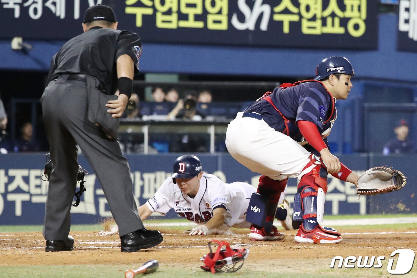 본문 이미지 - 26일 오후 서울 송파구 잠실야구장에서 열린 프로야구 '2023 신한은행 SOL KBO리그' 롯데 자이언츠와 두산 베어스의 경기 5회말 2사 주자 1,2루 상황에서 두산 이유찬이 허경민이 2타점 적시타에 힘입어 홈슬라이딩에 성공하고 있다. 2023.7.26/뉴스1 ⓒ News1 민경석 기자