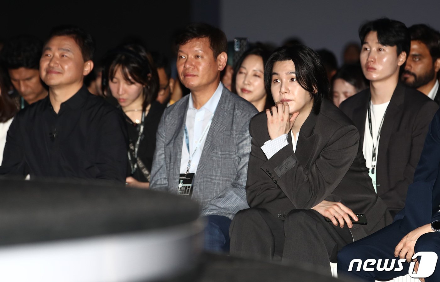 본문 이미지 - 방탄소년단&#40;BTS&#41; 슈가가 26일 서울 강남구 코엑스에서 열린 &#39;갤럭시 언팩 2023&#39; 행사에 참석해 있다. 왼쪽은 노태문 삼성전자 모바일경험&#40;MX&#41; 사업부장. 2023.7.26/뉴스1 ⓒ News1 김민지 기자