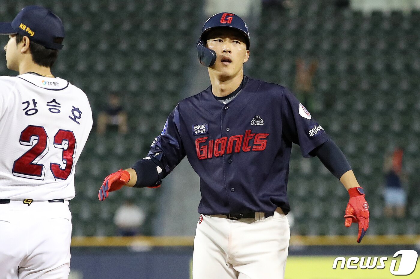 본문 이미지 - 26일 오후 서울 송파구 잠실야구장에서 열린 프로야구 '2023 신한은행 SOL KBO리그' 롯데 자이언츠와 두산 베어스의 경기 7회초 2사 주자 만루 상황에서 땅볼 타구로 1루를 밟은 롯데 노진혁이 상대 수비 실책으로 전준우와 한동희가 홈을 밟자 안도하고 있다. 2023.7.26/뉴스1 ⓒ News1 민경석 기자