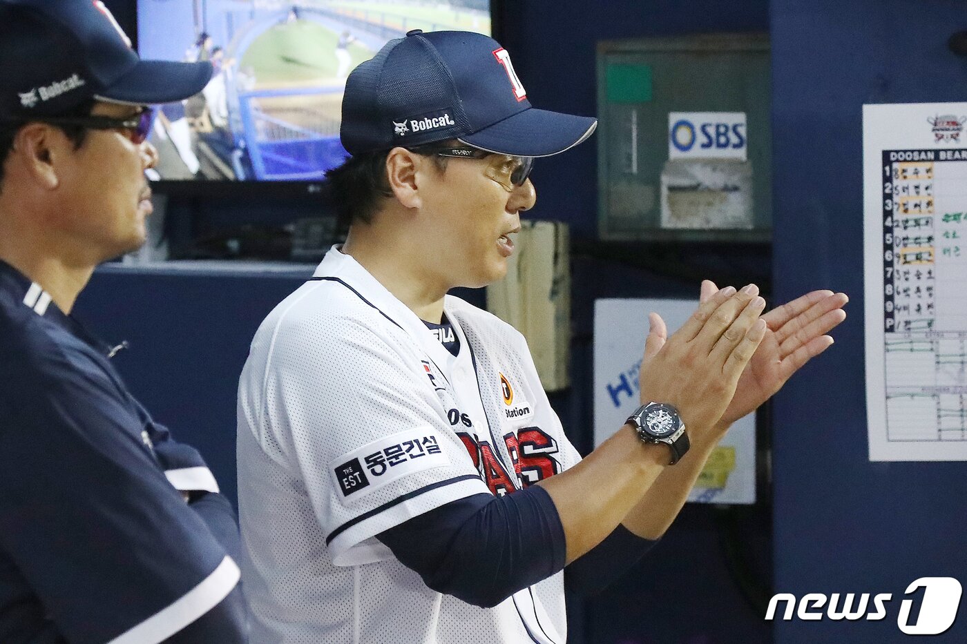 본문 이미지 - 26일 오후 서울 송파구 잠실야구장에서 열린 프로야구 '2023 신한은행 SOL KBO리그' 롯데 자이언츠와 두산 베어스의 경기에서 9회말 이승엽 두산 감독이 선수들에게 박수를 보내고 있다. 2023.7.26/뉴스1 ⓒ News1 민경석 기자