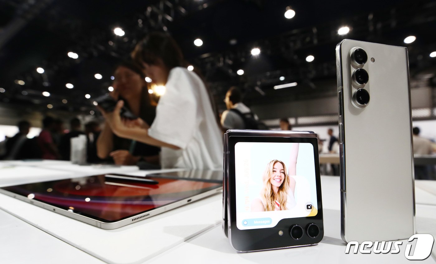 본문 이미지 - 26일 서울 강남구 코엑스에서 열린 &#39;갤럭시 언팩 2023&#39; 행사 내 체험존에서 취재진을 비롯한 참석자들이 Z플립5, Z폴드5, 갤럭시 탭S9 등을 체험하고 있다. 2023.7.26/뉴스1 ⓒ News1 김민지 기자