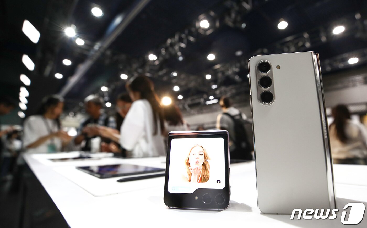 본문 이미지 - 26일 서울 강남구 코엑스에서 열린 '갤럭시 언팩 2023' 행사 내 체험존에서 취재진을 비롯한 참석자들이 Z플립5, Z폴드5, 갤럭시 탭S9 등을 체험하고 있다. 2023.7.26/뉴스1 ⓒ News1 김민지 기자