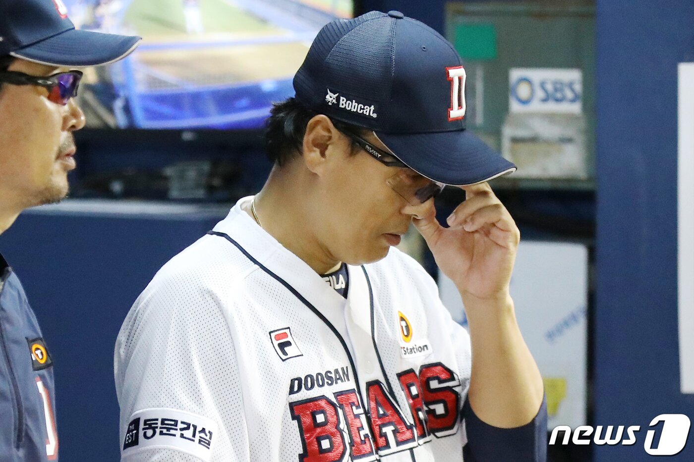 본문 이미지 - 26일 오후 서울 송파구 잠실야구장에서 열린 프로야구 '2023 신한은행 SOL KBO리그' 롯데 자이언츠와 두산 베어스의 경기에서 9회말 이승엽 두산 감독이 경기를 지켜보고 있다. 두산은 이날 롯데에게 2대7로 패배하며 연승행진을 멈췄다. 2023.7.26/뉴스1 ⓒ News1 민경석 기자