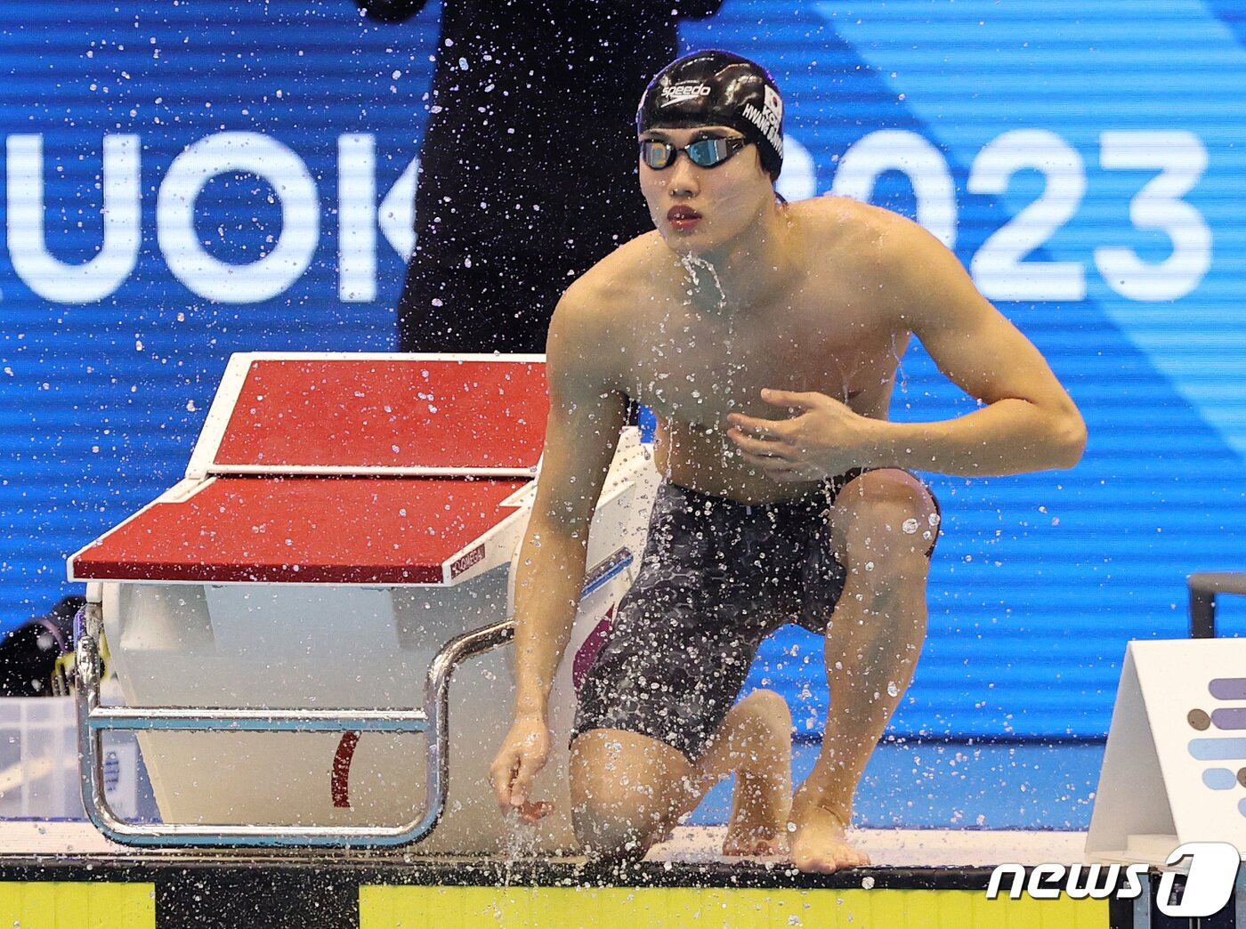 본문 이미지 - '대한민국 수영 간판' 황선우가 26일 오후 일본 후쿠오카 마린메세 후쿠오카홀에서 열린 '2023 세계수영선수권대회' 남자부 자유형 100m 준결선 경기에 앞서 몸을 적시고 있다. 2023.7.26/뉴스1 ⓒ News1 구윤성 기자