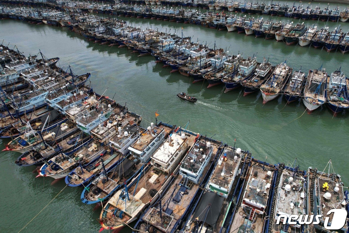 본문 이미지 - 26일(현지시간) 태풍 독수리의 접근으로 중국 푸젠성 샤먼의 가오치 항에 어선들이 줄 지어 대피해 있다. 2023.7.27 ⓒ AFP=뉴스1 ⓒ News1 우동명 기자