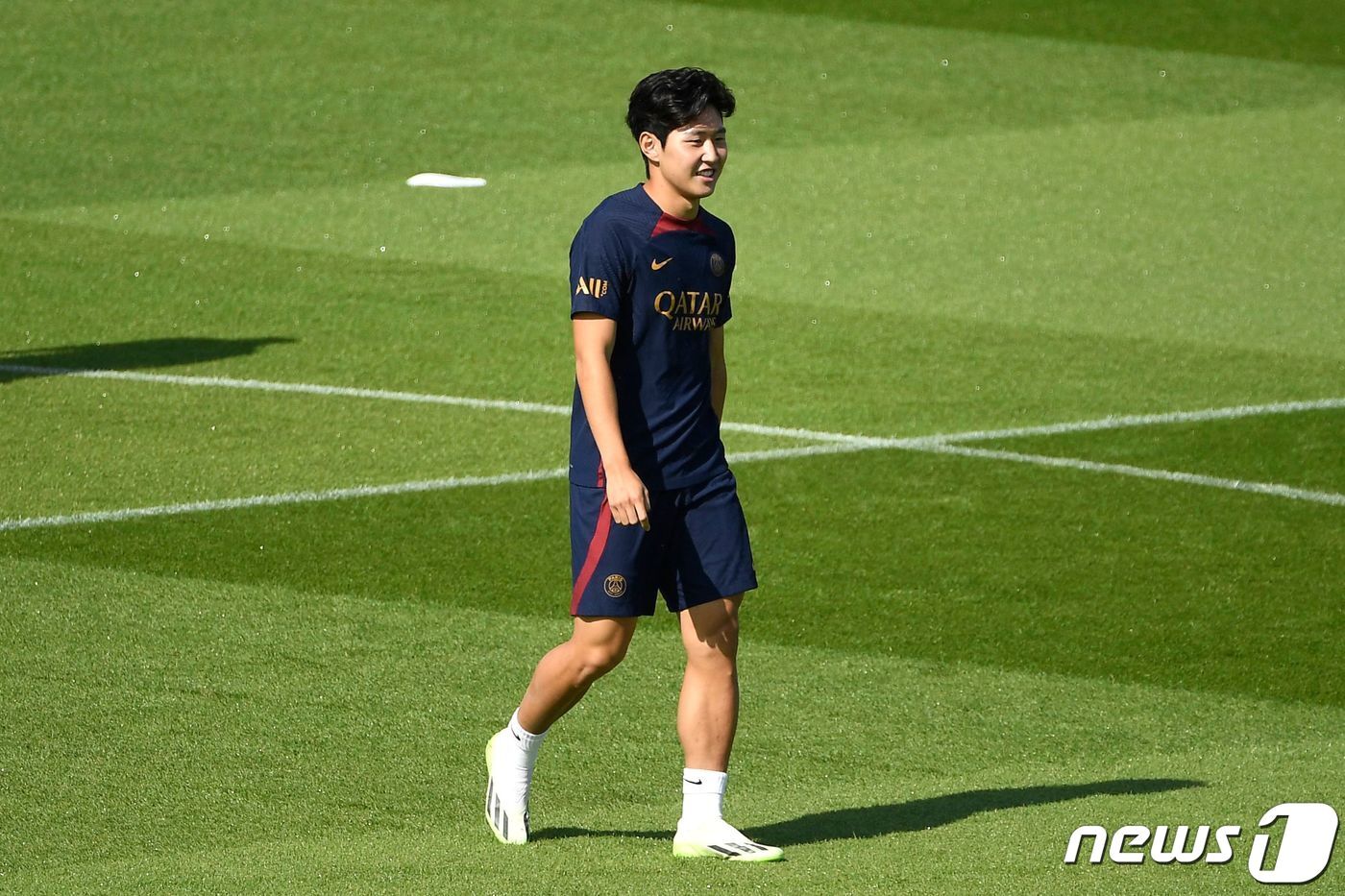 본문 이미지 - PSG 입단한 이강인.  ⓒ AFP=뉴스1