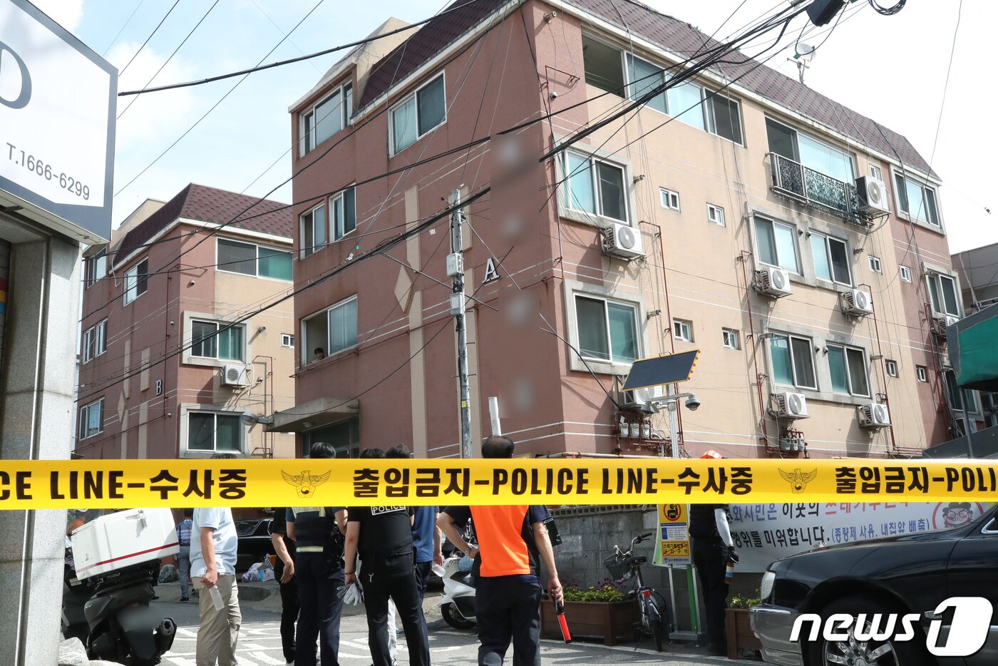 본문 이미지 - 27일 인천시 부평구의 한 빌라 3층에서 50대 남성이 60대 지인을 흉기로 찌른 후 건물에서 뛰어내리겠다고 위협하며 경찰과 대치하고 있다. 2023.7.27/ 뉴스1 ⓒ News1 정진욱 기자