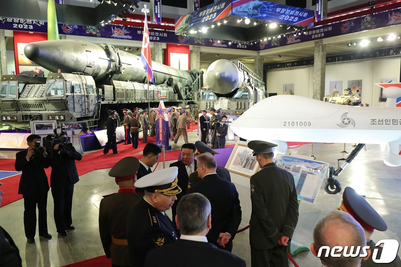 본문 이미지 - &#40;평양 노동신문=뉴스1&#41; =김정은 북한 노동당 총비서와 세르게이 쇼이구 러시아 국방장관이 26일 무장장비전시회장을 찾았다. [국내에서만 사용가능. 재배포 금지. DB 금지. For Use Only in the Republic of Korea. Redistribution Prohibited] rodongphoto@news1.kr