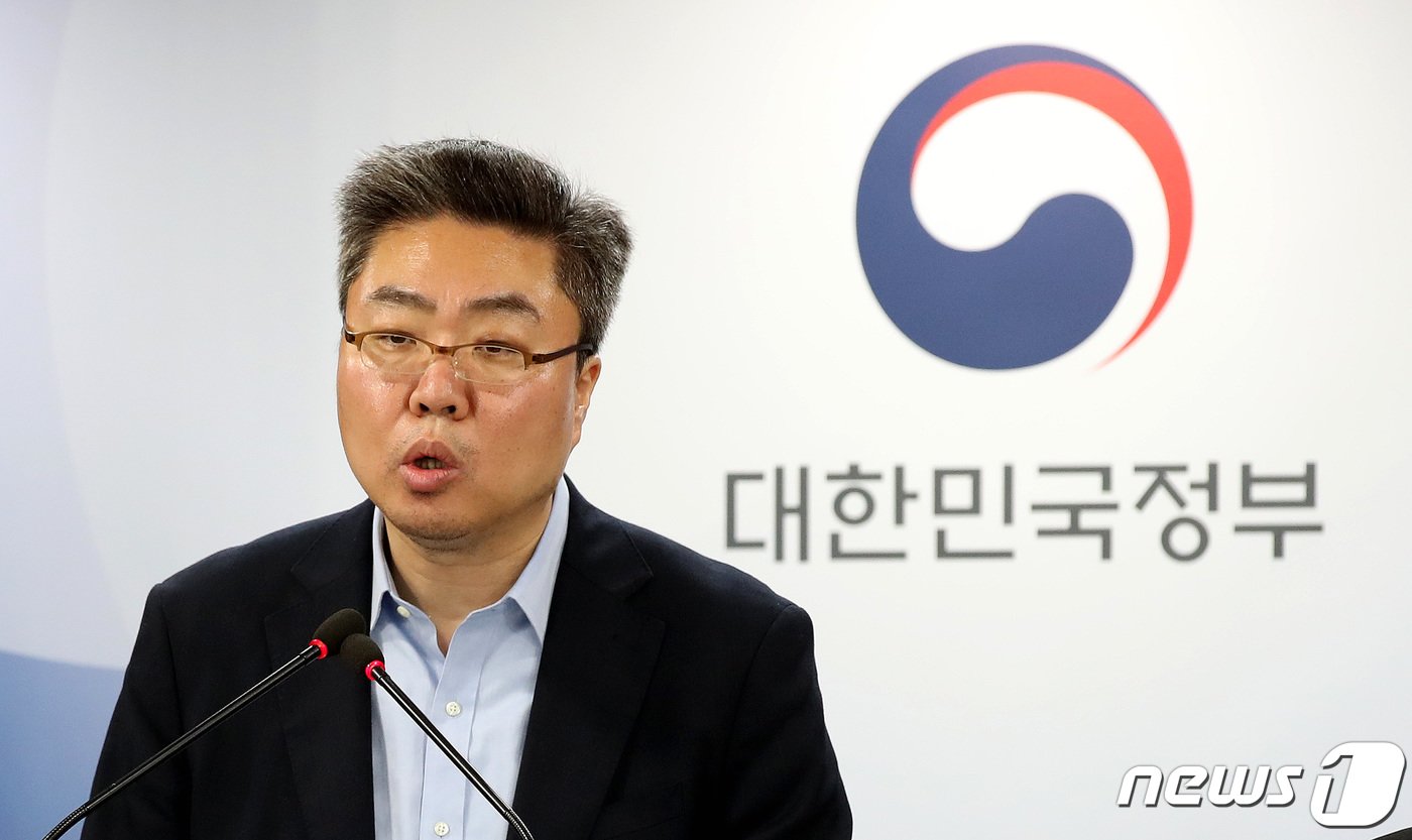 본문 이미지 - 남석 개인정보보호위원회 조사조정국장이 27일 서울 종로구 정부서울청사에서 개인정보위 제13회 전체회의 결과를 발표하고 있다. 개인정보보호위원회는 개인정보 유출한 오픈 AI에 신고 의무 위반으로 과태료 360만원을 부과하고 재발 방지를 위한 개선 권고를 내리기로 했다고 이날 밝혔다. 2023.7.27/뉴스1 ⓒ News1 박지혜 기자