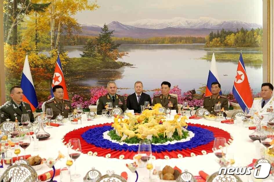 본문 이미지 - (평양 노동신문=뉴스1) = 노동당 기관지 노동신문은 북한 국방성이 '전승절'(한국전쟁 정전협정체결일) 70주년을 축하하기 위해 방문한 세르게이 쇼이구 러시아 국방장관을 위해 26일 환영연회를 마련했다고 27일 보도했다. [국내에서만 사용가능. 재배포 금지. DB 금지. For Use Only in the Republic of Korea. Redistribution Prohibited] rodongphoto@news1.kr