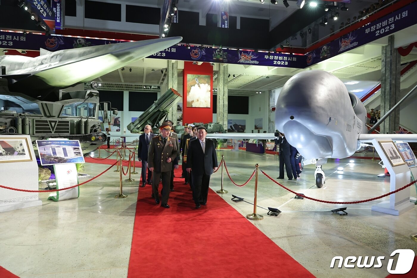 본문 이미지 - &#40;평양 노동신문=뉴스1&#41; = 김정은 북한 노동당 총비서와 세르게이 쇼이구 러시아 국방장관이 26일 무장장비전시회장을 찾았다. [국내에서만 사용가능. 재배포 금지. DB 금지. For Use Only in the Republic of Korea. Redistribution Prohibited] rodongphoto@news1.kr