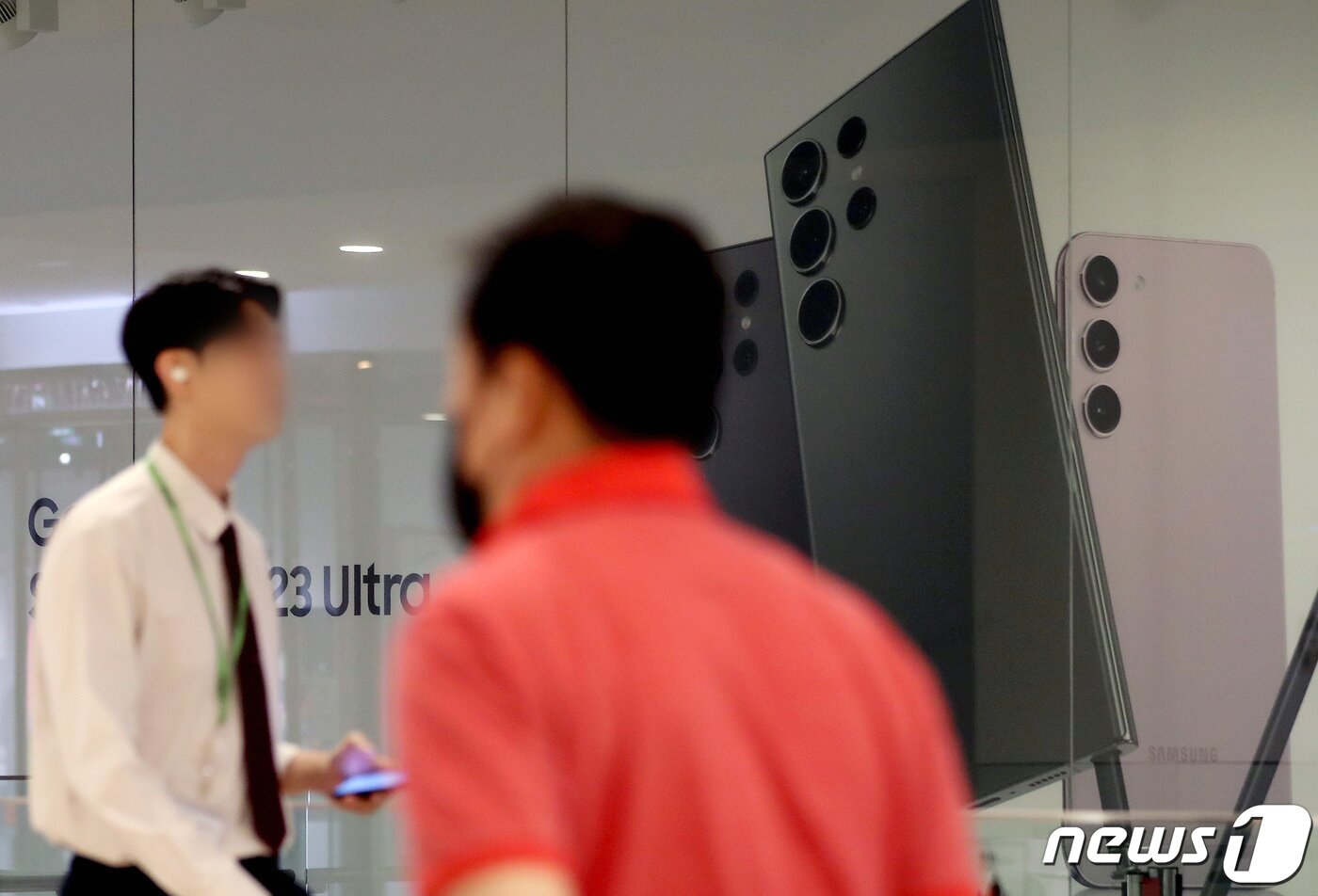 본문 이미지 - 27일 서울 삼성전자 서초사옥 지하 갤럭시S 광고 앞으로 한 시민이 지나고 있다. 2023.7.27/뉴스1 ⓒ News1 이동해 기자