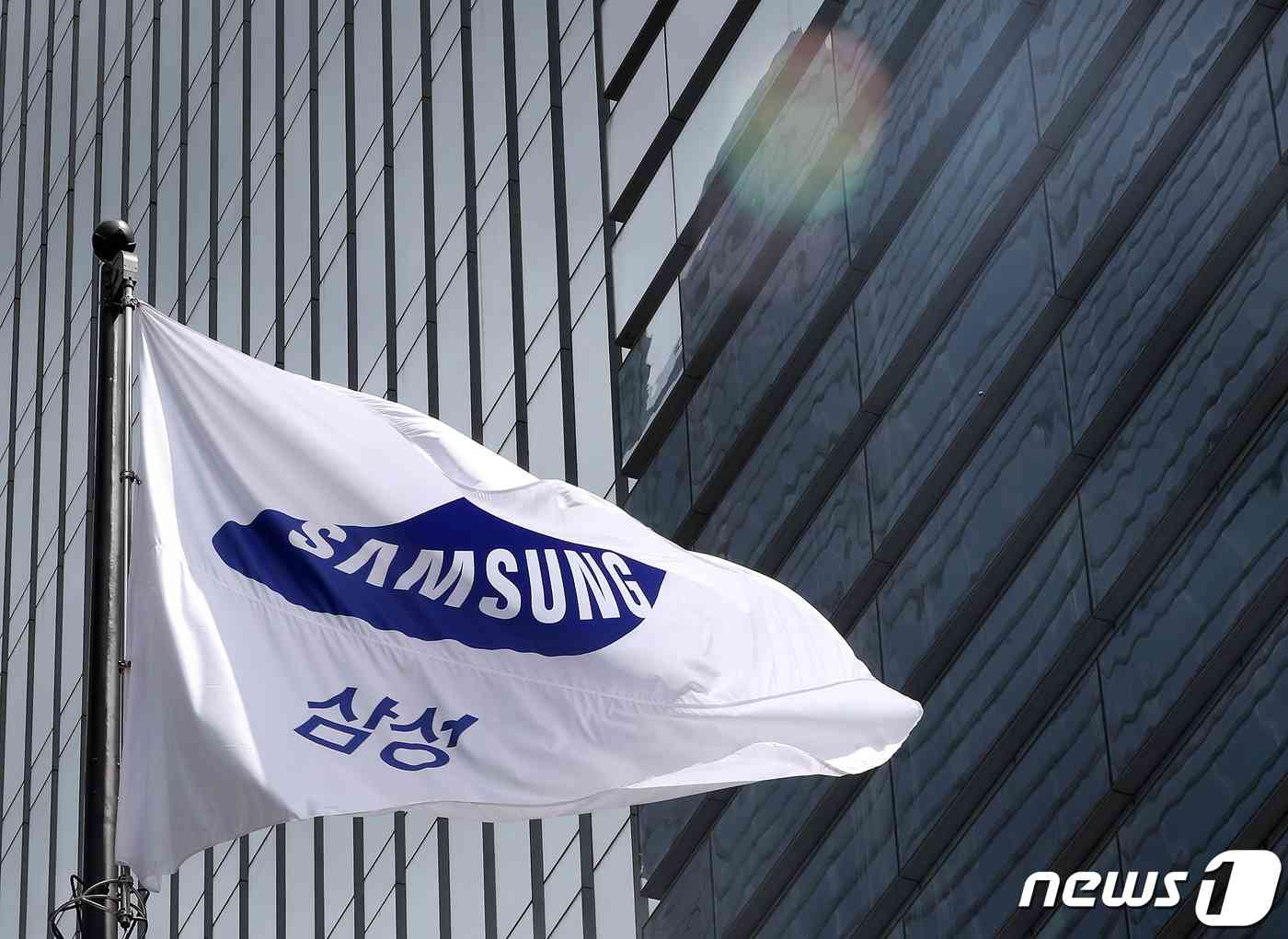 서울 삼성전자 서초사옥에 깃발이 휘날리고 있다.  /뉴스1 © News1 이동해 기자
