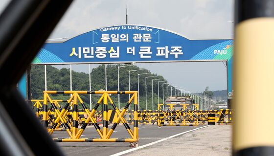 "살기 힘들어"…버스 훔쳐 통일대교 건너 월북 시도한 탈북민 집유