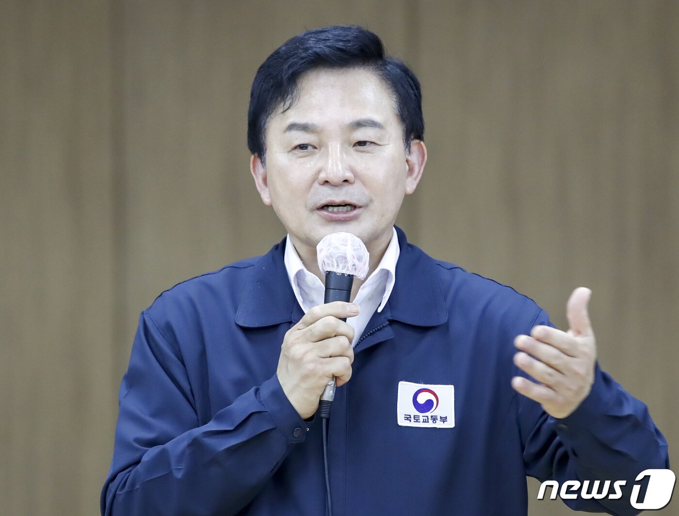 본문 이미지 - 원희룡 국토부장관이 27일 경기 양평군 강상면 서울-양평 고속도로 대안 노선 종점 인근에서 열린 주민간담회 및 현장점검에 참석해 발언을 하고 있다. 2023.7.27/뉴스1 ⓒ News1 김도우 기자
