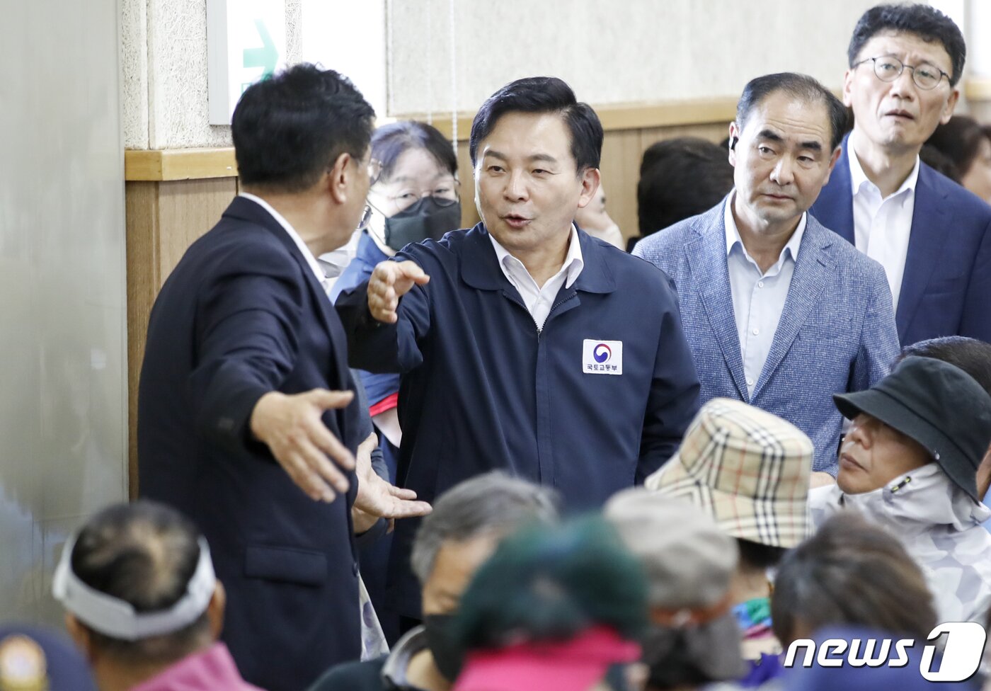 본문 이미지 - 원희룡 국토부장관이 27일 경기 양평군 강상면 서울-양평 고속도로 대안 노선 종점 인근에서 열린 주민간담회 및 현장점검에 참석하고 있다. 2023.7.27/뉴스1 ⓒ News1 김도우 기자