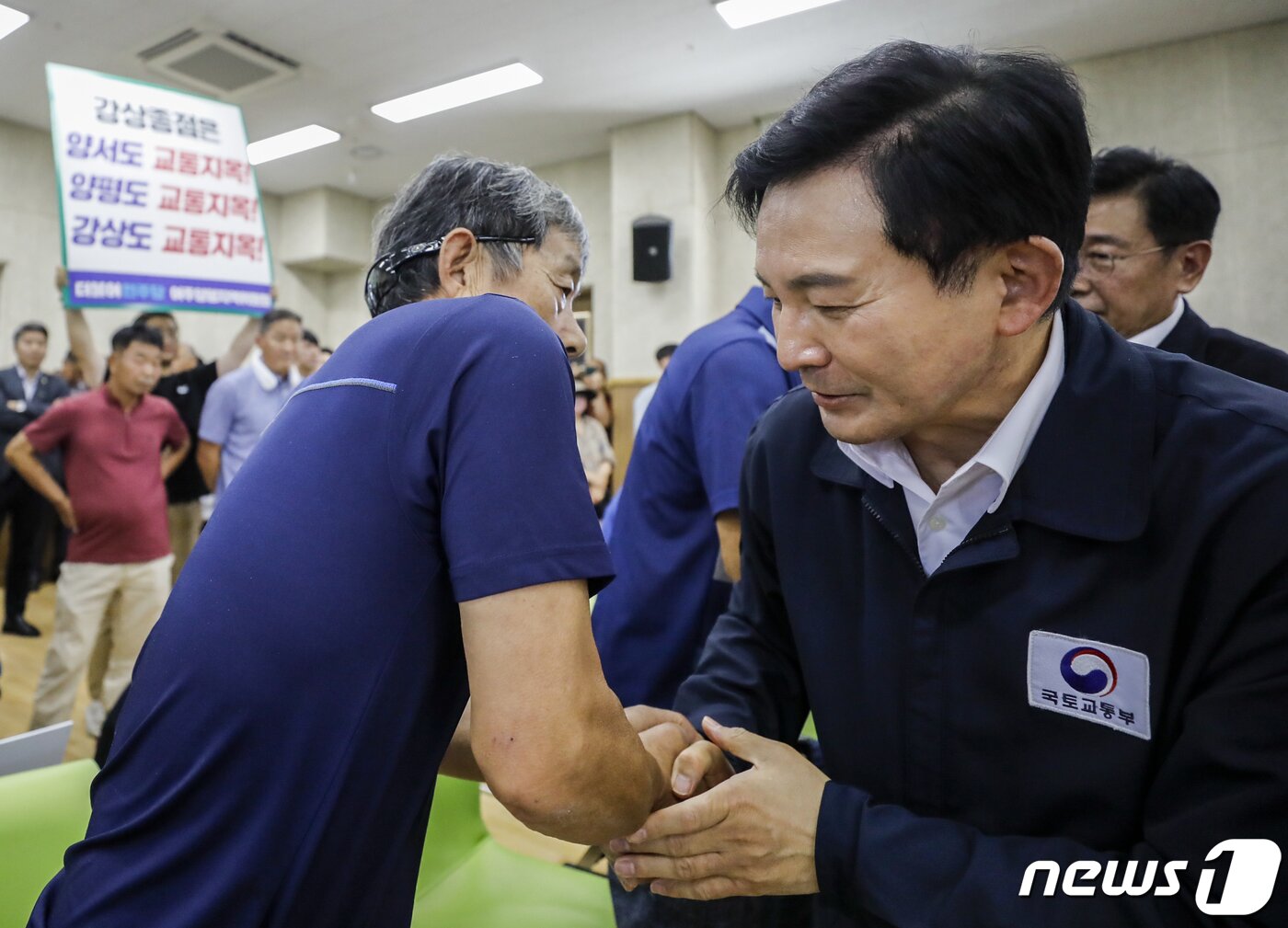 본문 이미지 - 원희룡 국토부장관이 27일 경기 양평군 강상면 서울-양평 고속도로 대안 노선 종점 인근에서 열린 주민간담회 및 현장점검에 참석해 주민들과 인사를 나누고 있다. 2023.7.27/뉴스1 ⓒ News1 김도우 기자