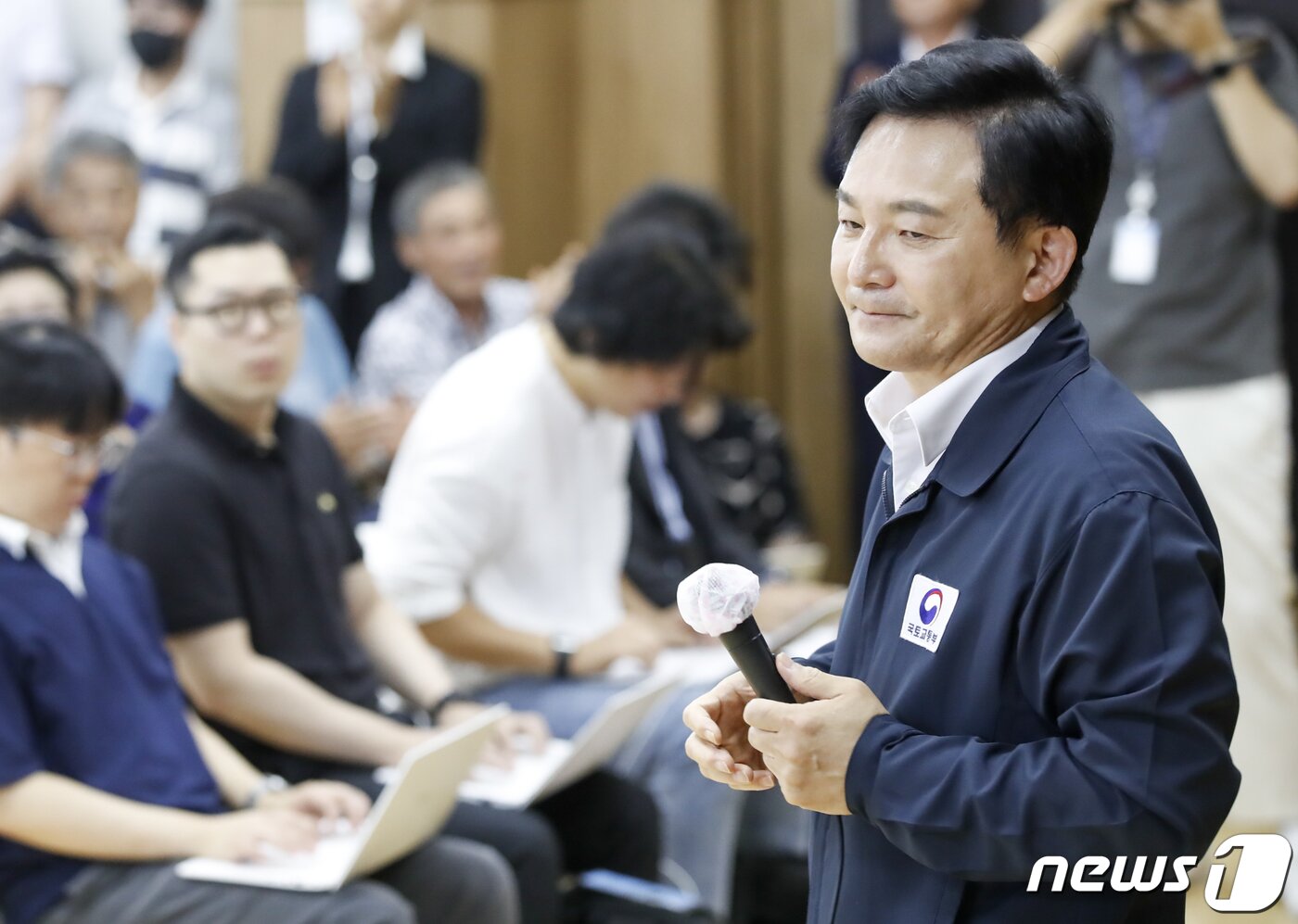 본문 이미지 - 원희룡 국토부장관이 27일 경기 양평군 강상면 서울-양평 고속도로 대안 노선 종점 인근에서 열린 주민간담회 및 현장점검에 참석해 발언을 마치고 있다. 2023.7.27/뉴스1 ⓒ News1 김도우 기자