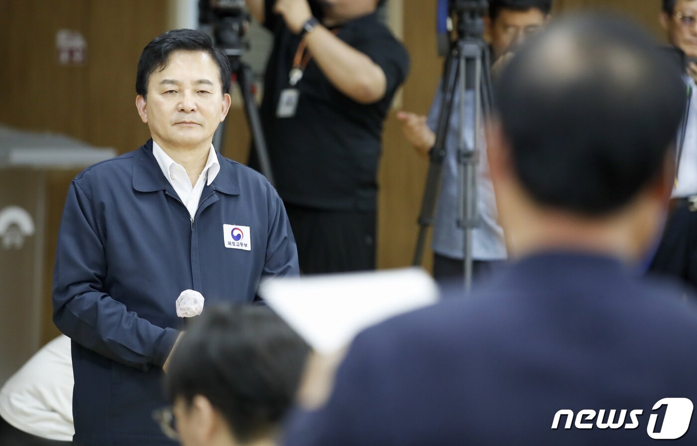 본문 이미지 - 원희룡 국토부장관과 전진선 양평군수가 27일 경기 양평군 강상면 서울-양평 고속도로 대안 노선 종점 인근에서 열린 주민간담회 및 현장점검에 참석해 주민 발언을 듣고 있다. 2023.7.27/뉴스1 ⓒ News1 김도우 기자