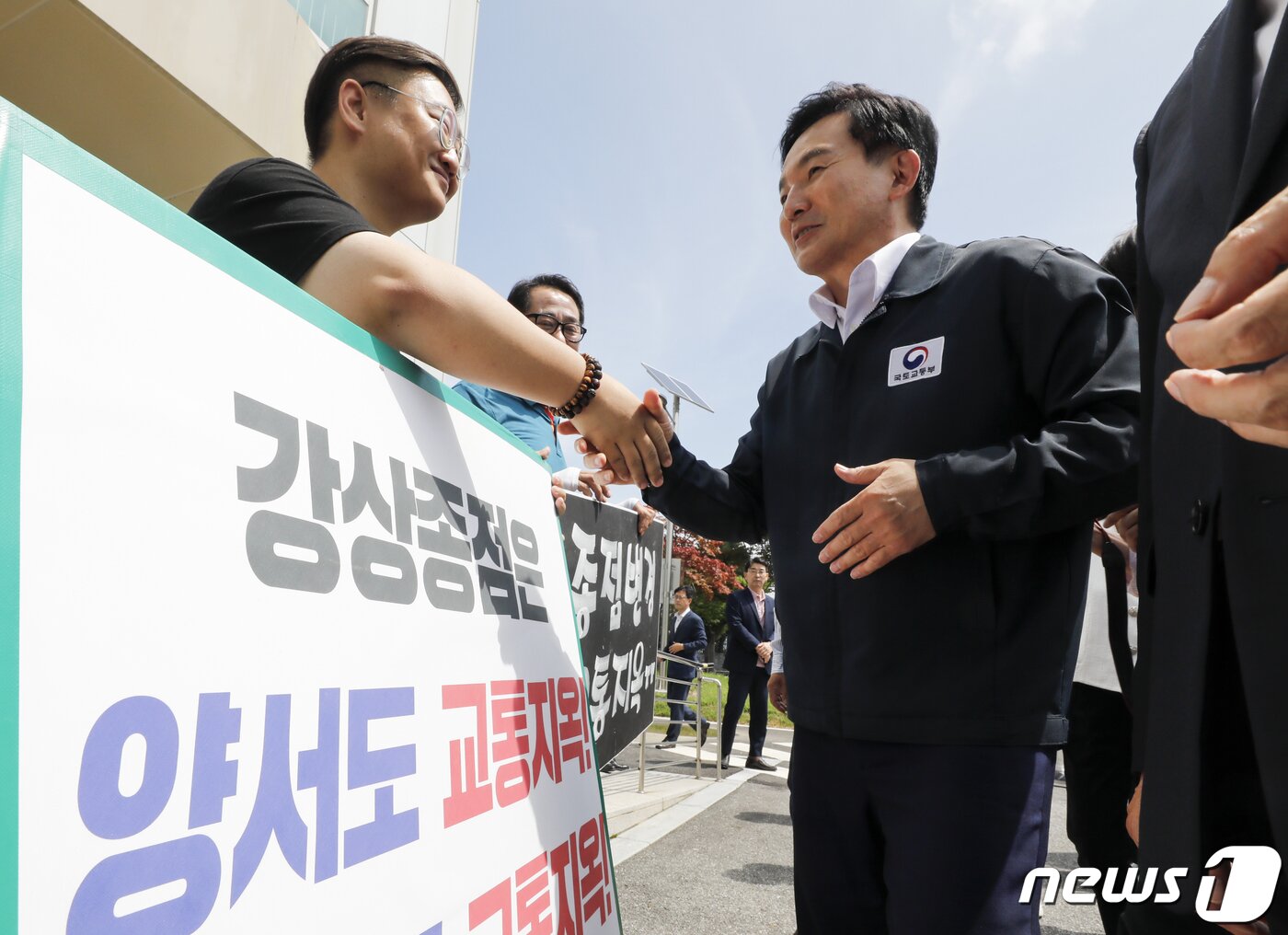 본문 이미지 - 원희룡 국토부장관이 27일 경기 양평군 강상면 서울-양평 고속도로 대안 노선 종점 인근에서 열린 주민간담회 및 현장점검에 참석해 주민들과 인사를 나누고 있다. 2023.7.27/뉴스1 ⓒ News1 김도우 기자