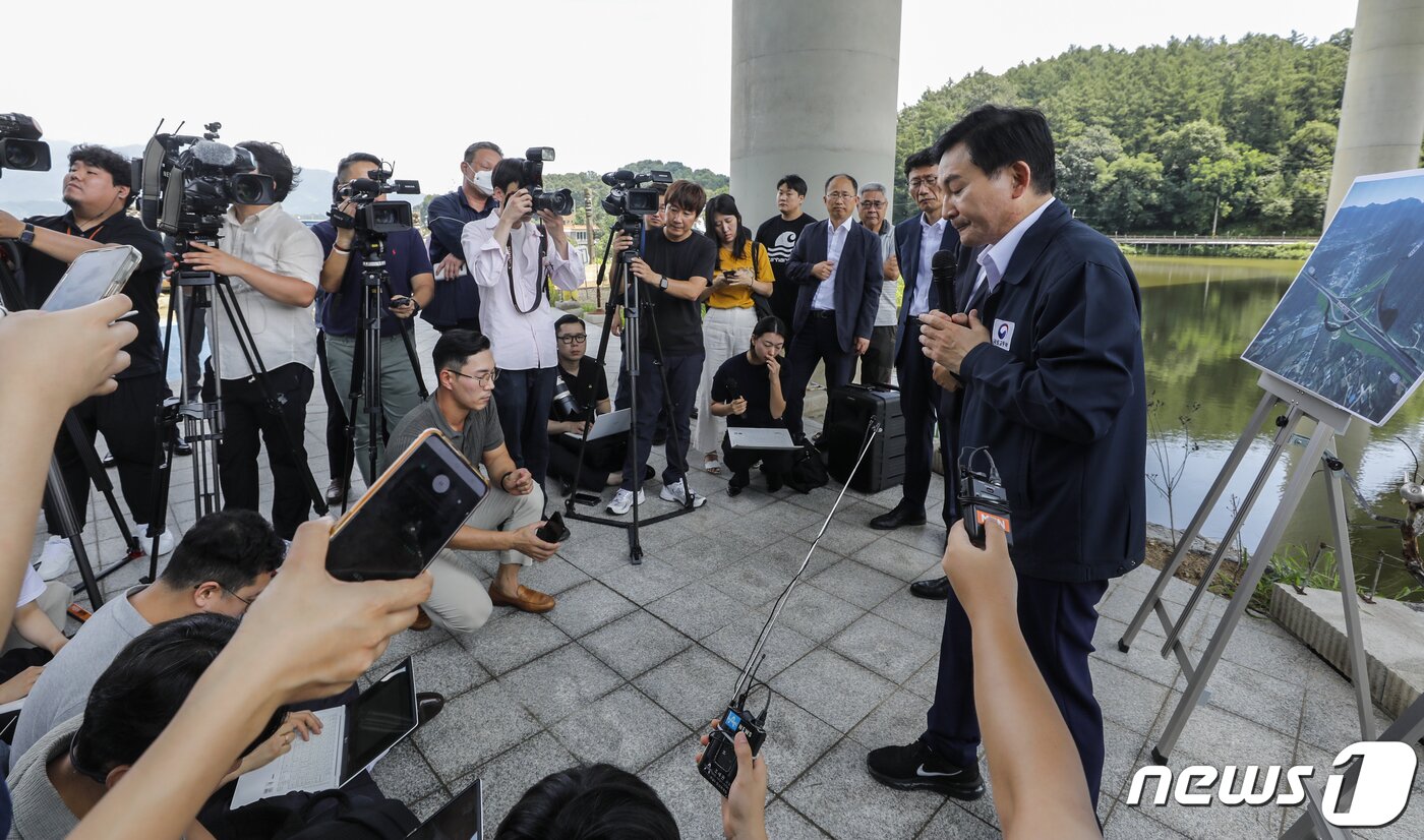본문 이미지 - 원희룡 국토부장관이 27일 경기 양평군 강상면 서울-양평 고속도로 대안 노선 종점 인근에서 현장점검 후 취재진의 질문에 답하고 있다. 2023.7.27/뉴스1 ⓒ News1 김도우 기자