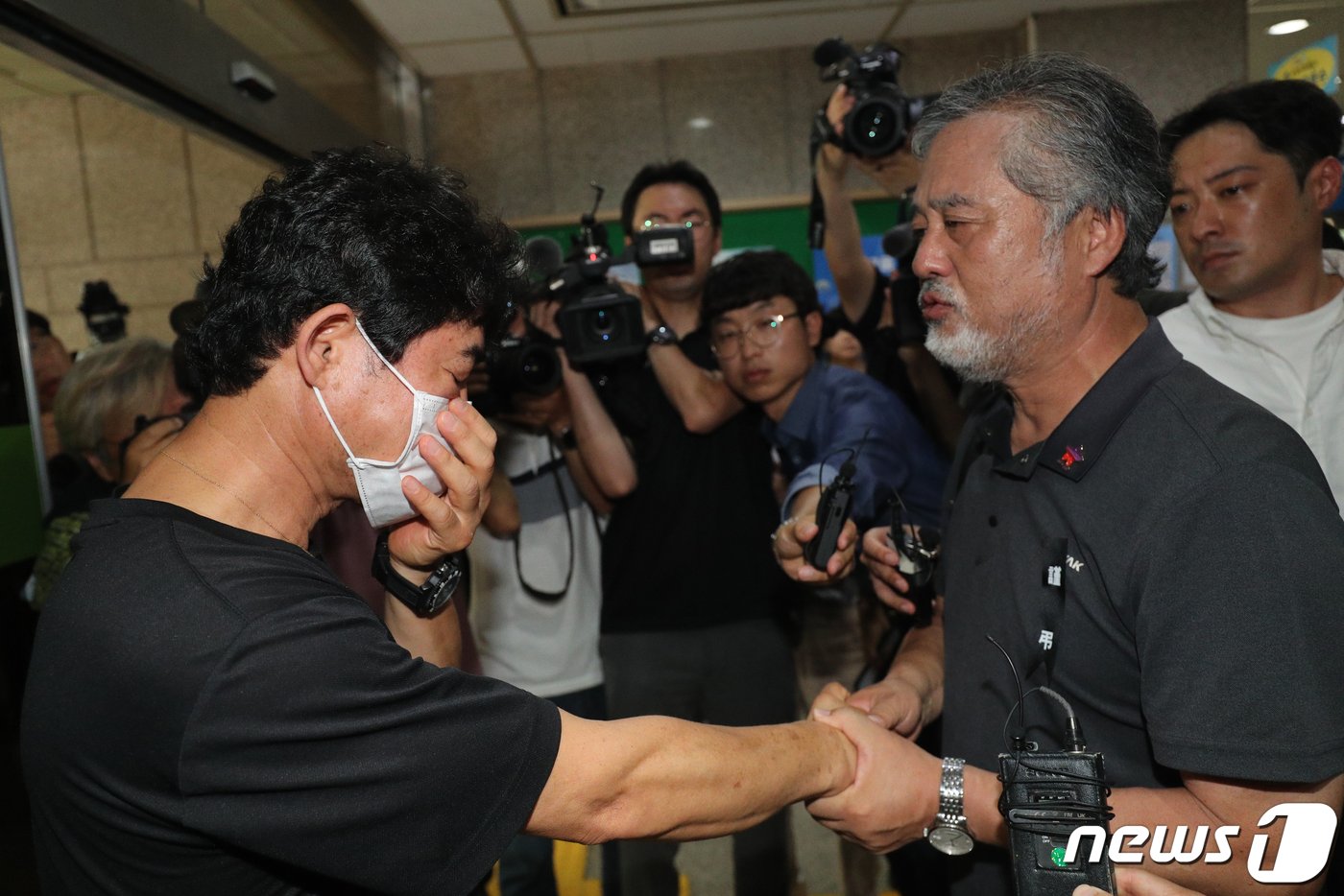 본문 이미지 - 이정민 이태원참사 유가족 협의회 대표 직무대행이 27일 오송 지하차도 참사 희장사 합동분향소에서 오송 참사 유가족을 위로하고 있다.