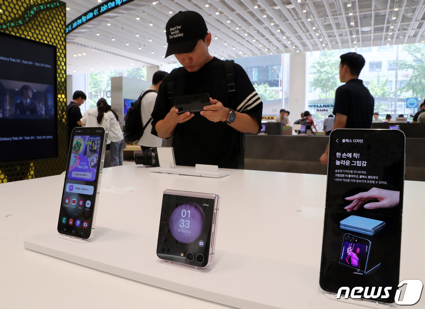 (서울=뉴스1) 김진환 기자 = 27일 서울 마포구 삼성스토어 홍대에 삼성전자의 새로운 폴더블폰 갤럭시 Z플립5가 전시되어 있다.갤럭시 Z플립5와 Z폴드5는 오는 8월 1일부터 7 …