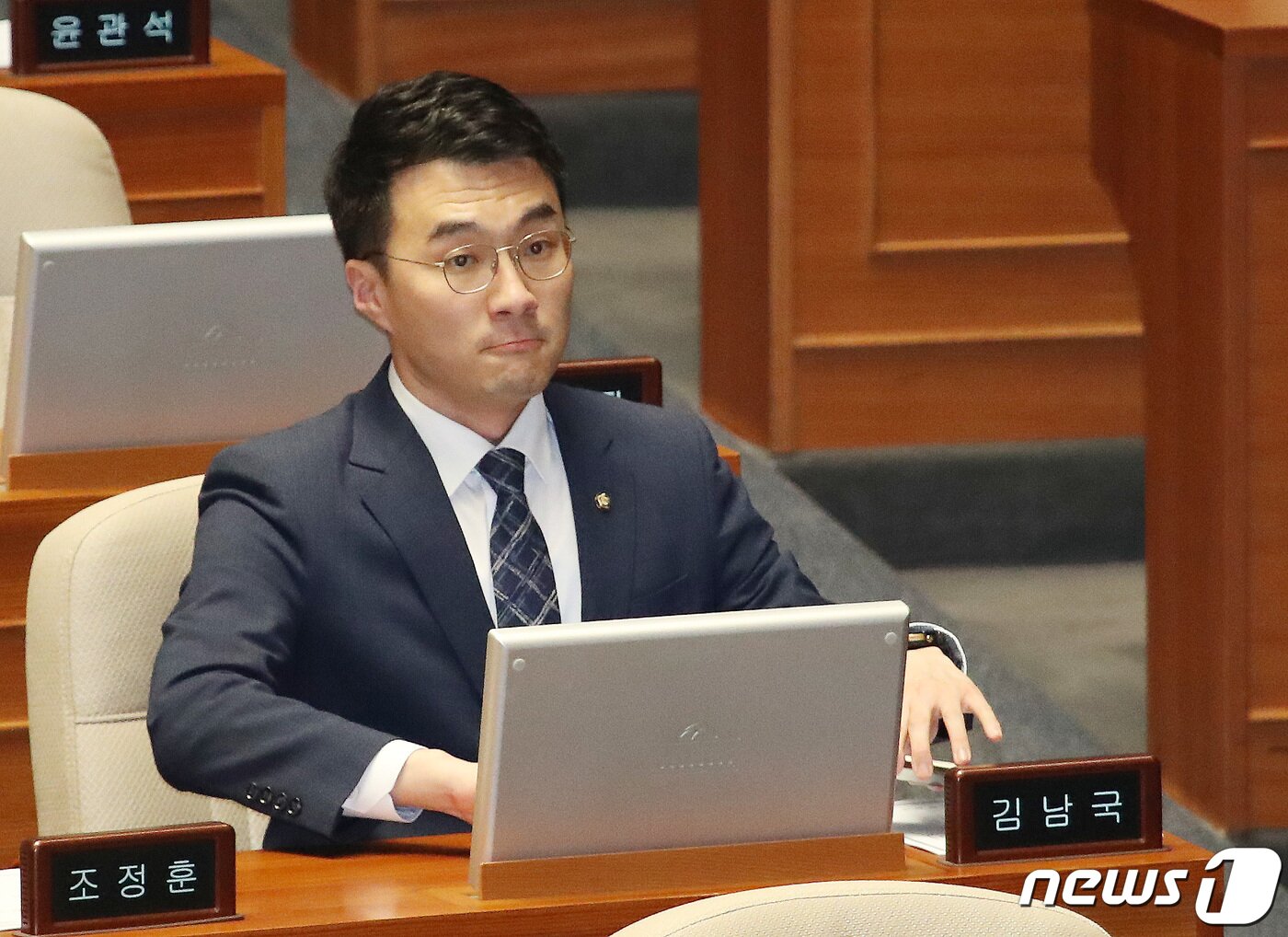 본문 이미지 - 김남국 무소속 의원이 27일 오후 서울 여의도 국회에서 열린 본회의에 출석해 자리에 앉아 있다. 이날 국회 윤리특별위원회는 가상자산 보유·거래 논란으로 더불어민주당을 탈당한 김남국 의원의 징계안을 심의한다. 2023.7.27/뉴스1 ⓒ News1 임세영 기자