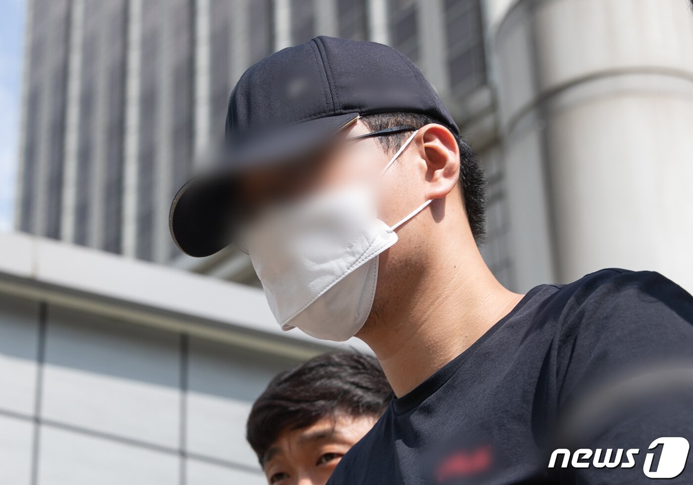 본문 이미지 - ‘신림동 흉기 난동’ 사건이 일어난 장소에서 여성을 살해하겠다는 ‘테러 예고’ 글을 올린 이모씨가 영장실질심사를 받은 뒤 호송차로 향하고 있다. 2023.7.27/뉴스1 ⓒ News1 이재명 기자
