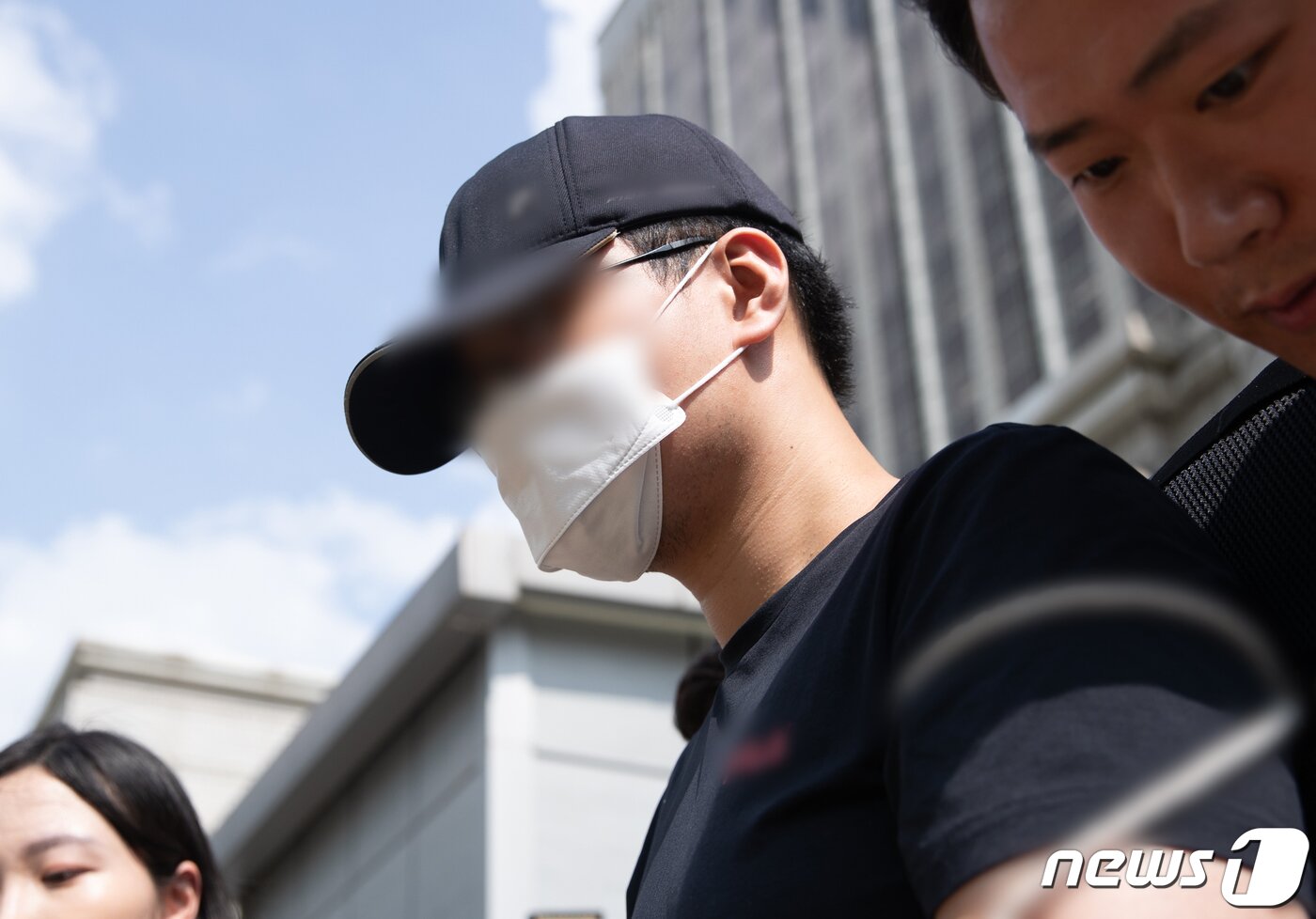 본문 이미지 - ‘신림동 흉기 난동’ 사건이 일어난 장소에서 여성을 살해하겠다는 ‘테러 예고’ 글을 올린 20대 A씨가 27일 오후 서울 서초구 서울중앙지방법원에서 열린 구속 전 피의자 심문(영장실질심사)을 마친 후 호송차로 향하고 있다. 2023.7.27/뉴스1 ⓒ News1 이재명 기자