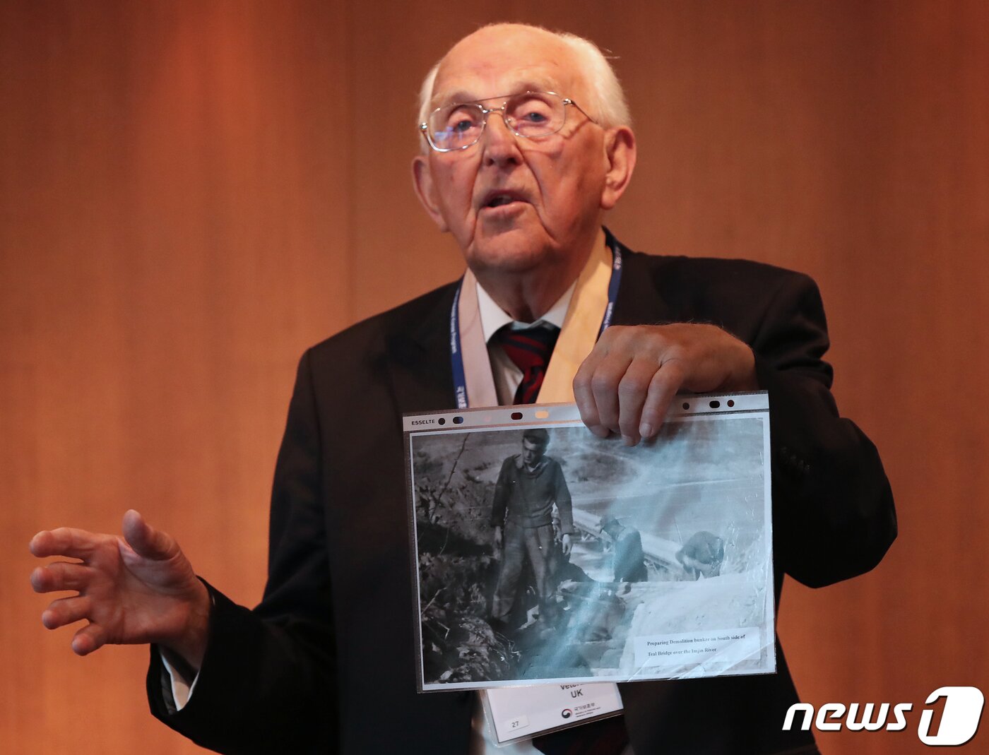 본문 이미지 - 6·25전쟁 정전협정 70주년 및 '유엔군 참전의 날'인 27일 오후 부산 부산진구 롯데호텔부산에서 열린 유엔참전용사 합동 인터뷰에 참석한 영국 참전용사 리차드 카터가 6·25전쟁 당시 찍은 사진을 들어보이고 있다. 2023.7.27/뉴스1 ⓒ News1 윤일지 기자