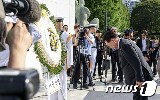 6·25 정전협정 70주년을 맞아 윤석열 대통령이 27일 부산 남구 유엔기념공원을 방문, 유엔 참전국 정부대표단과 함께 유엔군 위령탑에 헌화한 뒤 묵념하고 있다. 2023.7.27/뉴스1 © News1 부산사진공동취재단