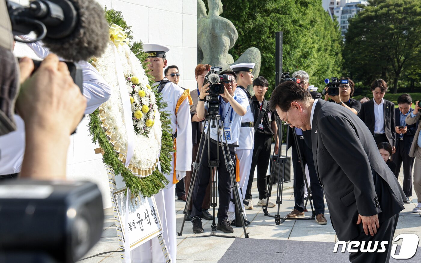 본문 이미지 - 6·25 정전협정 70주년을 맞아 윤석열 대통령이 27일 부산 남구 유엔기념공원을 방문, 유엔 참전국 정부대표단과 함께 유엔군 위령탑에 헌화한 뒤 묵념하고 있다. 2023.7.27/뉴스1 ⓒ News1 부산사진공동취재단