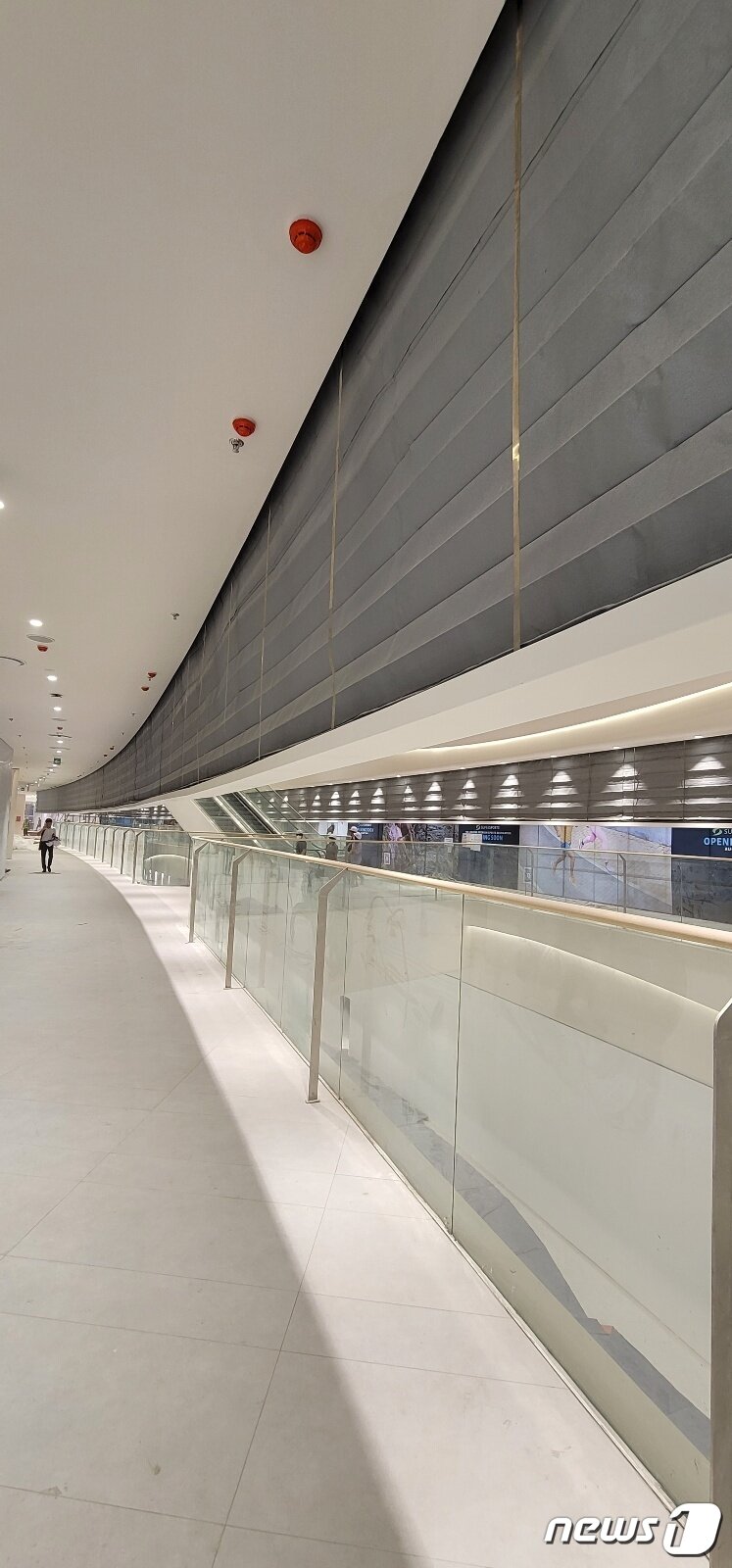 본문 이미지 - 롯데몰 웨스트레이크 하노이에 설치된 최장 규모의 방화 스크린 셔터. 2023. 7. 20.뉴스1 ⓒ News1 황보준엽 기자