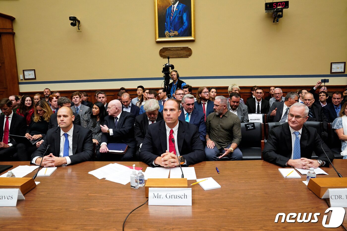 본문 이미지 - 데이비드 그루쉬 전 미국 국가정찰국장이 지난 2023년 7월 26일&#40;현지시간&#41; 워싱턴 의사당 하원 소위원회 미확인공중현상&#40;UAP&#41; 청문회에 출석을 하고 있다. 2023.7.27 ⓒ 로이터=뉴스1 ⓒ News1 우동명 기자