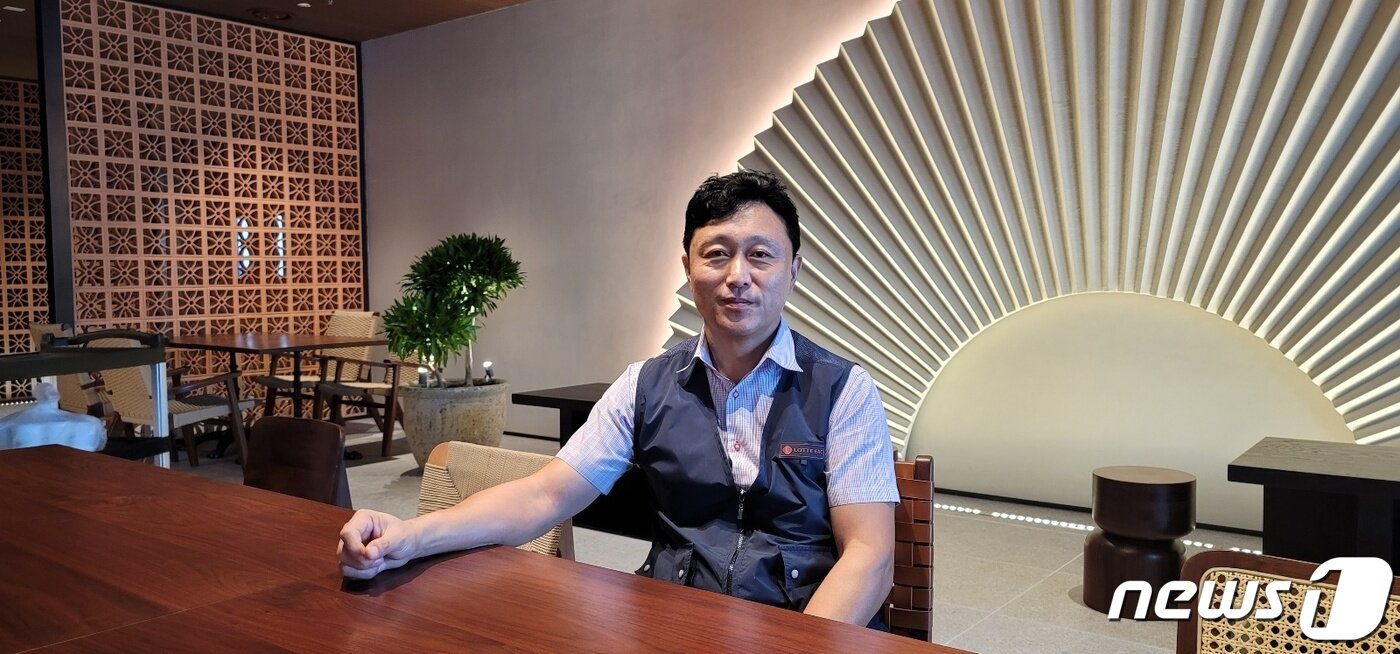 본문 이미지 - 이승환 롯데몰 웨스트레이크 하노이 건설현장 소장이 뉴스1과 인터뷰를 진행하고 있다. 2023. 7. 20.뉴스1 ⓒ News1 황보준엽 기자
