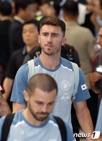 본문 이미지 - 프리시즌 투어에 나선 맨체스터 시티(맨시티) 라포르트가 27일 오후 인천국제공항을 통해 입국하고 있다. 펩 과르디올라 감독을 비롯해 데 브라위너, 잭 그릴리시, 엘링 홀란드 등 맨시티 선수들은 2023 쿠팡플레이 시리즈를 통해 오는 30일 아틀레티코 마드리드(AT마드리드)와 서울월드컵경기장에서 맞붙는다. 2023.7.27/뉴스1 ⓒ News1 박정호 기자