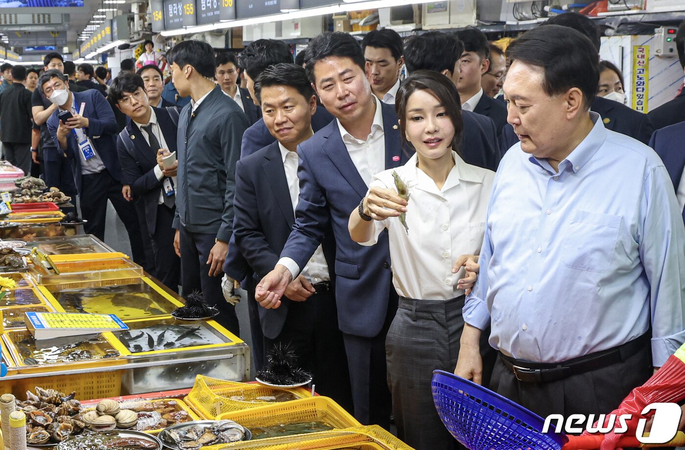 본문 이미지 - 윤석열 대통령 부인 김건희 여사가 27일 부산 중구 자갈치시장을 찾아 수산물을 살펴본 뒤 새우를 들어보이고 있다. 2023.7.27/뉴스1 ⓒ News1 부산사진공동취재단