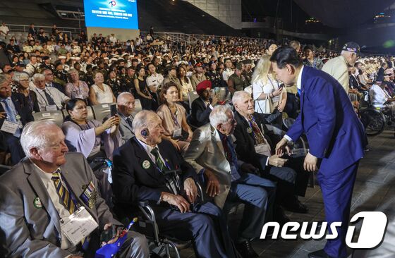 윤석열 대통령이 6·25 정전협정 70주년을 맞아 27일 부산 해운대구 영화의 전당 야외극장에서 열린 유엔군 참전의날·정전협정 70주년 기념식에서 참석자들과 악수하고 있다. 2023.7.27/뉴스1 © News1 부산사진공동취재단